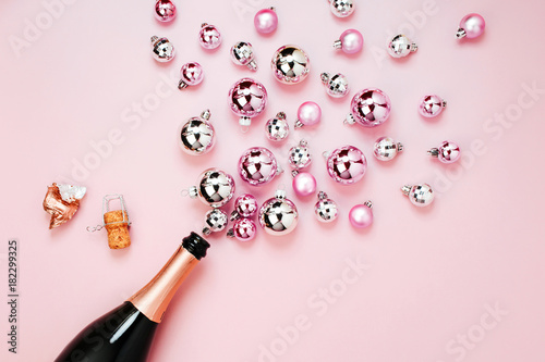 Fotografía Champagne bottle with pink and silver christmas balls