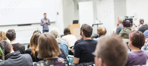 Fotografía Male speaker giving presentation in lecture hall at university workshop
