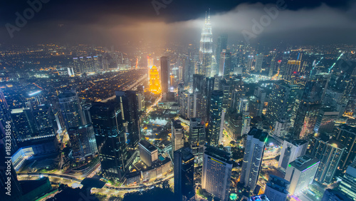 Plakat Widok na panoramę miasta Kuala Lumpur, Malezja. Biznes drapacze chmur w centrum miasta w tle