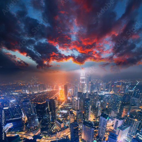 Plakat Widok na panoramę miasta Kuala Lumpur, Malezja. Biznes wieżowce zachód słońca centrum tła