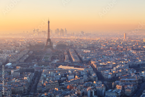 Plakat Widok z lotu ptaka na Paryż o zachodzie słońca