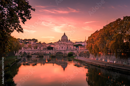 Plakat Piękny widok na Bazylikę Świętego Piotra w Watykanie z Rzymu, Włochy podczas zachodu słońca w jesieni