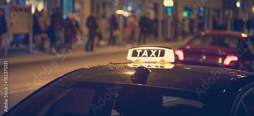 Fotomural Taxis am Straßenrand, belebte Stadt, Breitbild