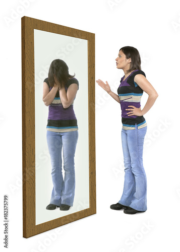 Мем девушка в костюме в зеркале