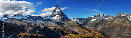 Fotomural  Amazing View of the panorama mountain range near the Matterhorn in the Swiss Alps