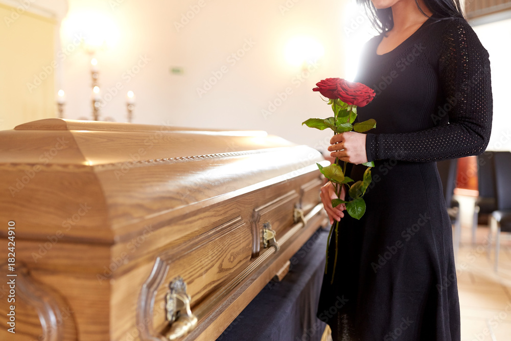 woman with red roses and coffin at funeral - obrazy, fototapety, plakaty 