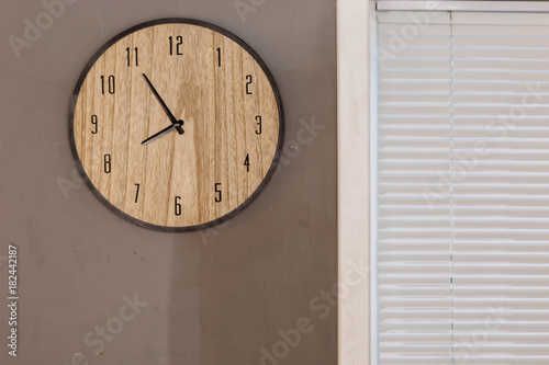 Fotografie, Obraz Five minutes to eight o clock on the dial round wall clock