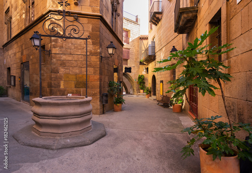 poble-espanyol-zwyczajna-ulica-tradycyjny-architektury-miejsce-w-barcelona-catalonia-hiszpania