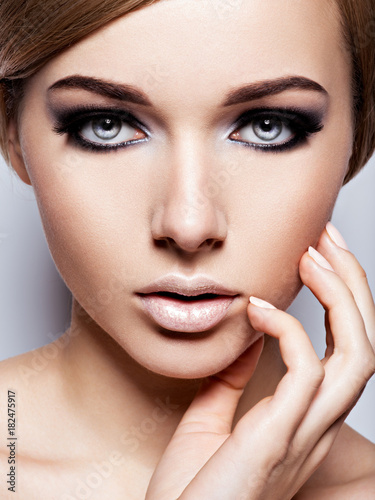 Fotografia, Obraz Beautiful woman with fashion makeup of eyes