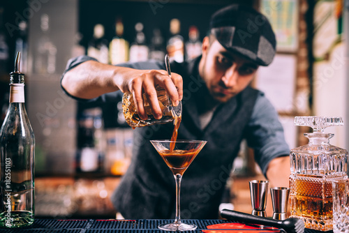 Fotomural Barman creating signature drink at bar counter