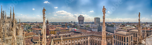 Fotografía  Aerial view from the roof of the Cathedral, Milan, Italy