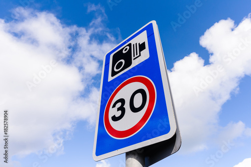 Cuadros en Lienzo 30mph speed limit sign with a speed camera warning