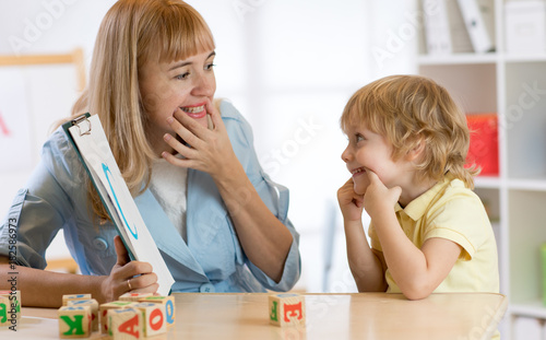 Cuadros en Lienzo Child boy at speech therapist office