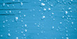 Wassertropfen auf blauem Holz Hintergrund, Textur, Textfreiraum