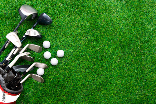 Obrazy golf  pilka-golfowa-i-kij-golfowy-w-torbie-na-zielonej-trawie