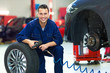 © pikselstock - Car mechanic in workshop changing tires