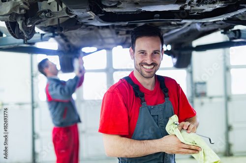 Fotografía Car mechanic working at automotive service center