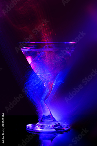 Fotografía colorful cocktail in glass for club party