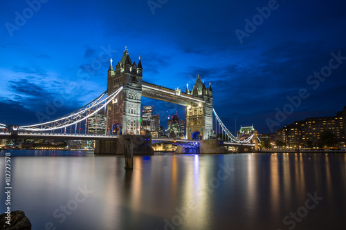 Zdjęcie XXL Sławny wierza most w wieczór z niebieskim niebem i odruch na wodzie, Londyn, Anglia