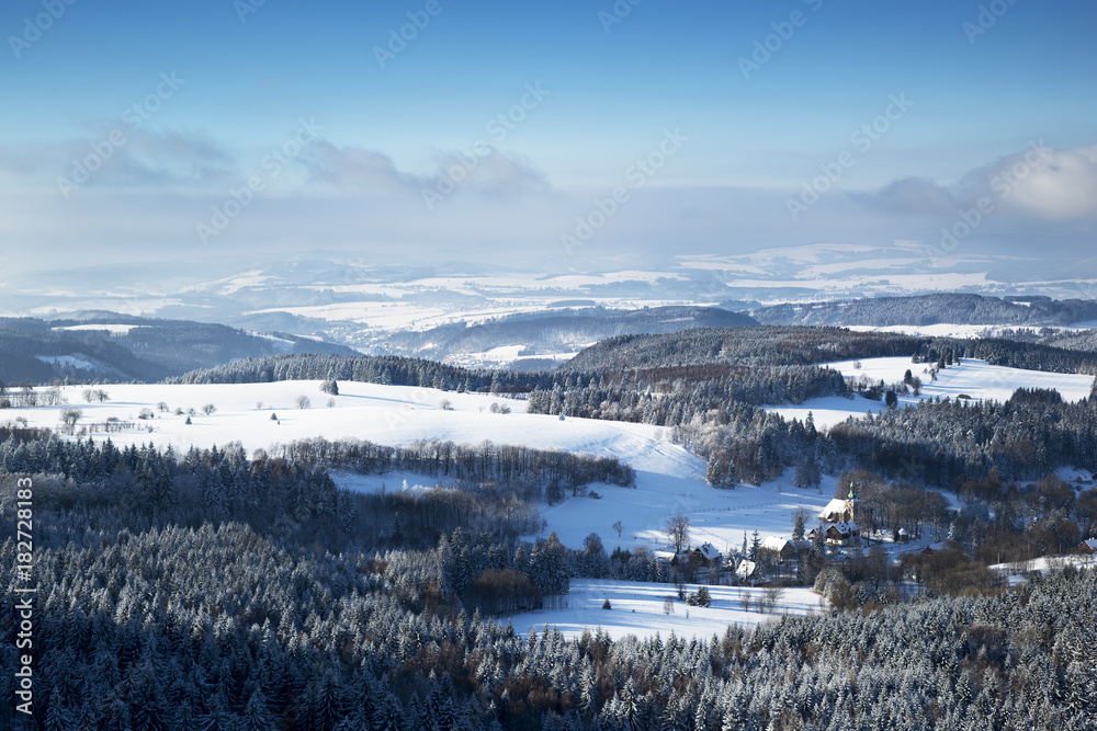 Wioska Pasterka u podnóża szczytu Szczeliniec Wielki zimą - obrazy, fototapety, plakaty 