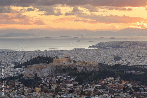 Plakat Widok akropol i miasto Ateny od Lycabettus wzgórza przy zmierzchem, Grecja.