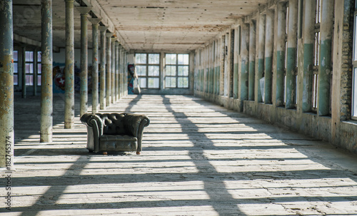Plakat industrialny  krzeslo-w-opuszczonej-fabryce