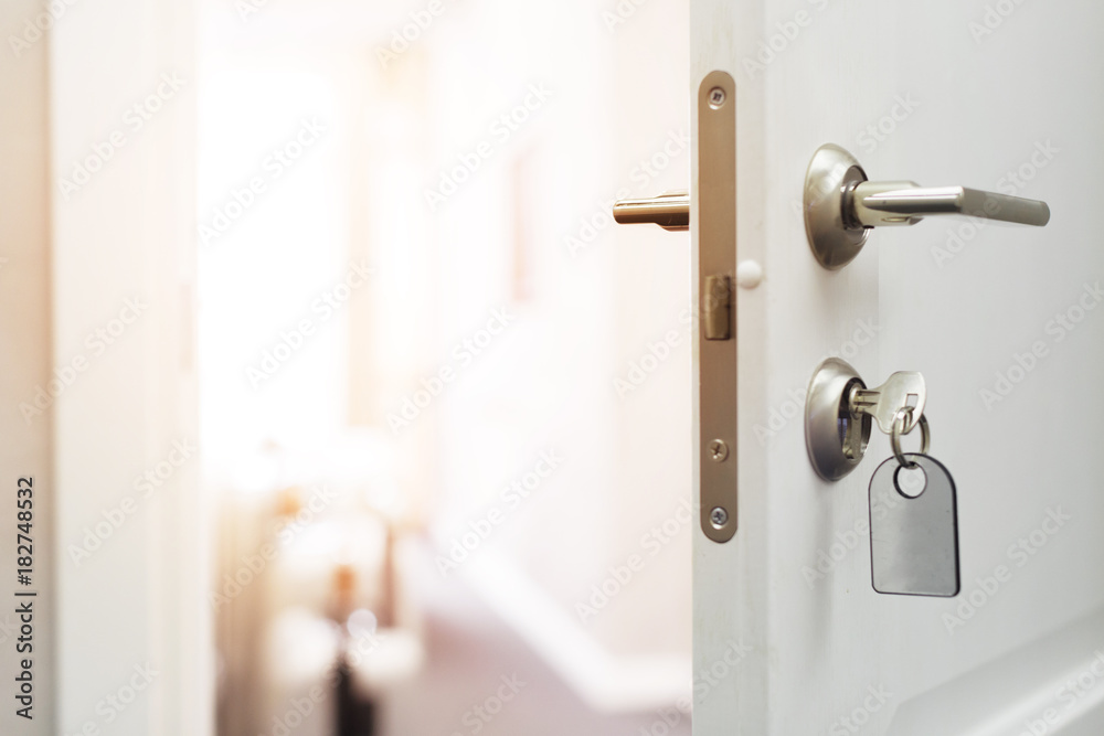 Opening a hotel door concept - obrazy, fototapety, plakaty 