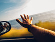 © Hofschulz & Schoppa - roadtrip moment - während der auto fahrt ausgestreckter arm aus dem fenster