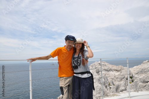 夫婦 アジア人 カップル 記念撮影 海 旅行 和歌山 白崎海洋公園 日本のエーゲ海 海辺 観光地 観光名所 Foto De Stock Adobe Stock