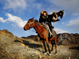 Fototapeta  - Mongolian man on a horse with an eagle