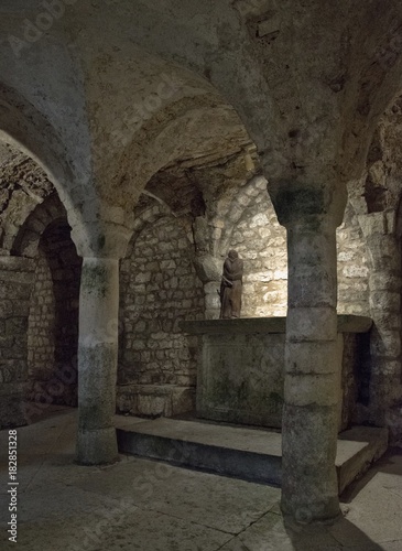Fotografie, Obraz Crypte Saint-Domitien à Saint-Rambert-en-Bugey, Ain, France