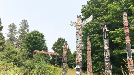 Fototapete - Totem Poles in Vancouver, Canada