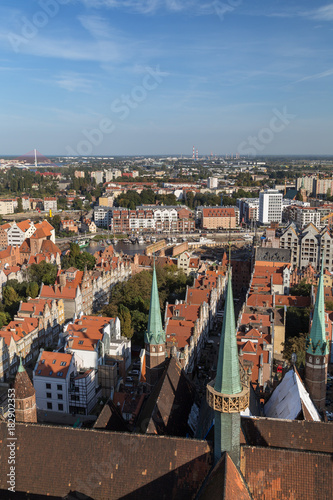 Zdjęcie XXL Stare budynki i wieże kościoła Mariackiego na głównym mieście (Stare Miasto) w Gdańsku, Polska, oglądane z góry w słoneczny dzień.