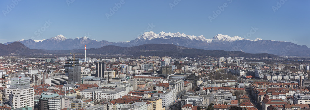 Obraz na płótnie Panoramic view of Ljubljana with snovy Kamnik-Savinja Alps in background, Slovenia w salonie