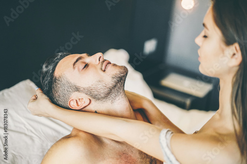 Zdjęcie XXL Młoda namiętna para seks na łóżku w domu - zmysłowość dziewczyna ciągnie włosy swojego chłopaka - koncepcja rolę gra intymnych kochanków w sypialni - Skoncentrowanie się na twarzy mężczyzny