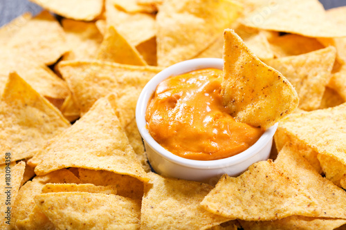 Fotomural nachos corn chips with cheese dip