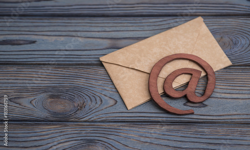 Fotografía An e-mail symbol on a vintage mail envelope