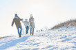 canvas print picture - Glückliche Familie geht im Schnee spazieren
