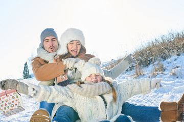 Wall Mural - Familie hat Spaß  beim rodeln im Schnee