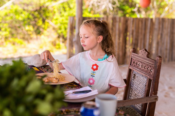 Canvas Print - Little girl eating spaghetti