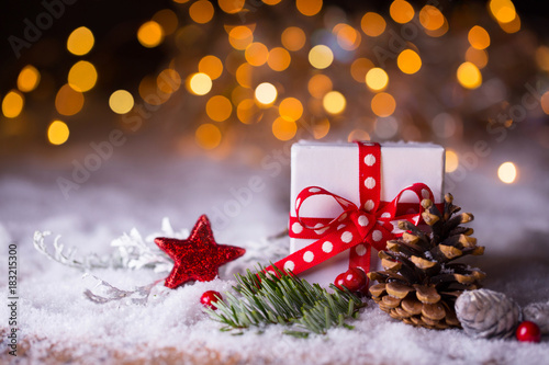 Cuadros en Lienzo Christmas gift in snow landscape