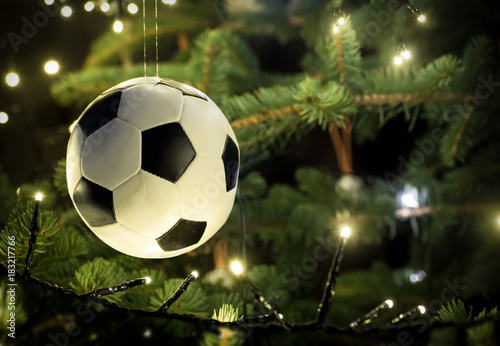 Foto-Schiebegardine mit Schienensystem - Fussball hängt am Weihnachtsbaum, ideal für Fussballvereine, Nahaufnahme (von EKH-Pictures)