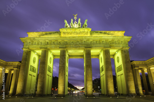 Photo Brandenburg gate (Brandenburger Tor) in Berlin at sunset