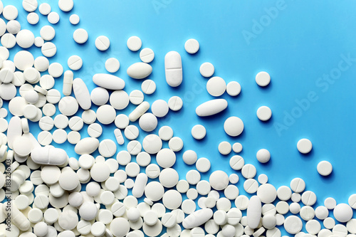 Fotomural White medicine pills on a blue