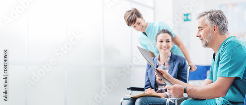 Cuadros en Lienzo Doctors examining patient's medical records