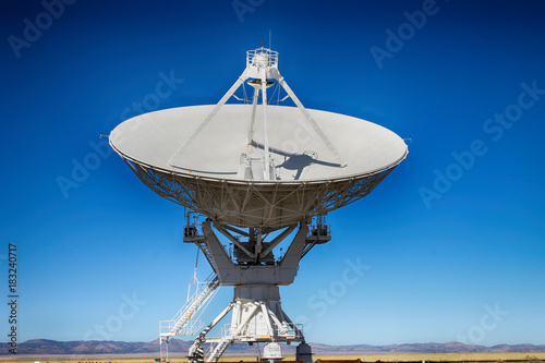 Cuadros en Lienzo A radio telescope from the VLA in New Mexico