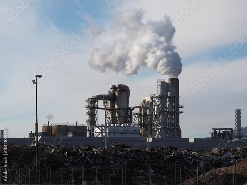 Zdjęcie XXL Strona przemysłowa z paleniem kominów za surowymi materiałami metalowymi