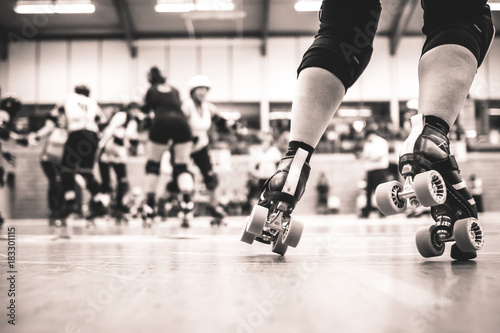 Cuadros en Lienzo Legs of a roller derby player - close up