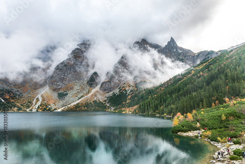 zachmurzone-szczyty-nad-jeziorem-mnich-nad-morskim-okiem