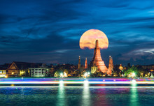 Wat Arun Or Temple Of Dawn Is The Most Famous Landmark Of Bangkok, Thailand. It Is Also Printed On 10 Baht Coin. The Temple Is Shining With Giant Moon Of Supermoon Phenomenon Behind